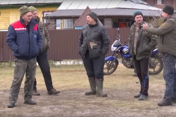 Чоловіки у селі. Фото: скріншот YouTube-відео