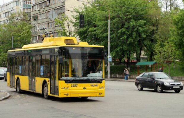 В Киеве троллейбусы развалился на ходу, держите дистанцию: детали полетели в окна автомобилистов