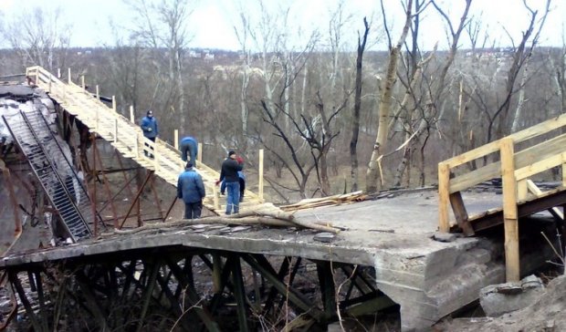 Сепаратисты блокируют ремонт моста в Станице Луганской. Видео