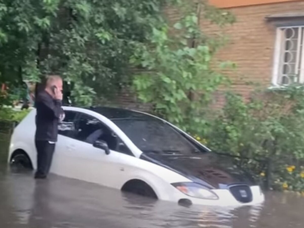 Водителям дали советы, как спасти автомобиль, затопленный после ливня