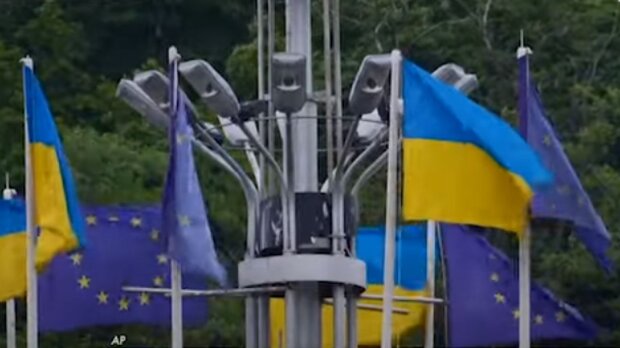 Флаги Украины и ЕС. Фото: скриншот YouTube-видео