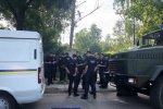 Скандал с «охотниками на детей»: площадку под МВД зачистили от игрушек, принесенных в память о погибшем мальчике