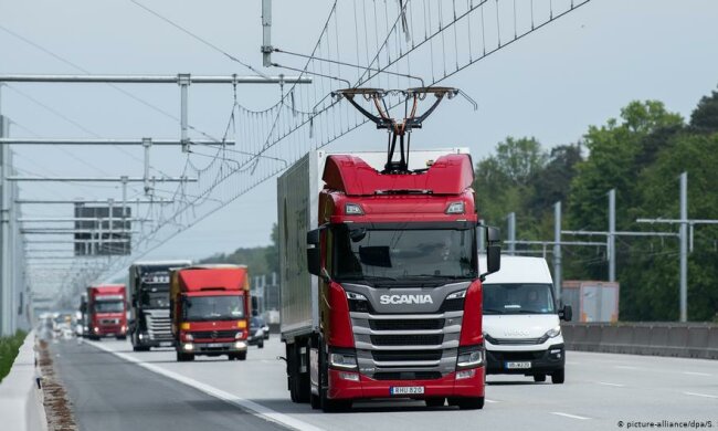 В Германии запустили электрический автобан. Грузовикам прикрепили «рога» для электросети