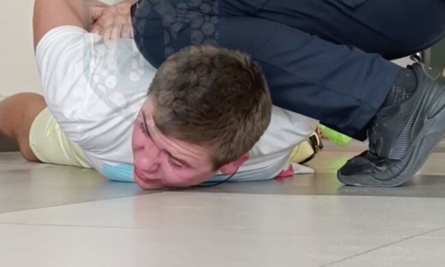 "Я порежу ваши семьи все": неадекват в Киеве угрожал полицейским расправой и хвастался своим "особым статусом"