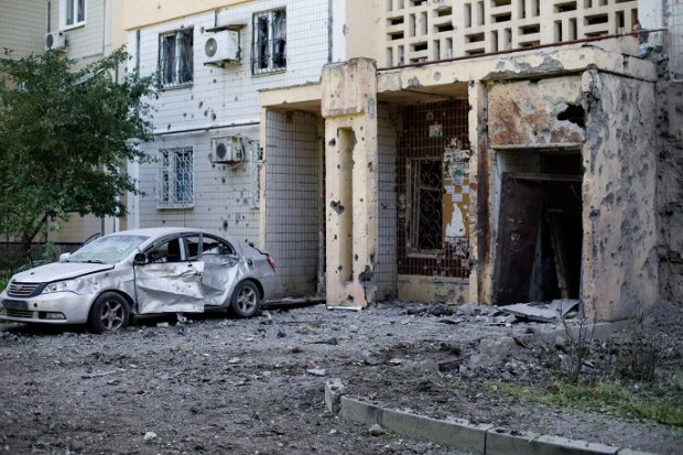 Пробоины в стенах домов и битые стекла: Террористы поливают огнем  населенные пункты на Донбассе