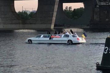 В сети показали, на что способен украинский водный лимузин