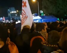 Митингующие у здания ЦИК в Грузии. Фото: скриншот YouTube-видео