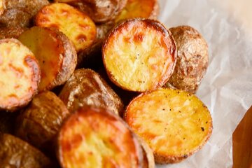 Чистить или не чистить? Безопасно ли потреблять картошку в мундире вместе со шкуркой