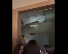 Жуткое ЧП в Киеве: посреди уроков в школе обвалился потолок. Видео