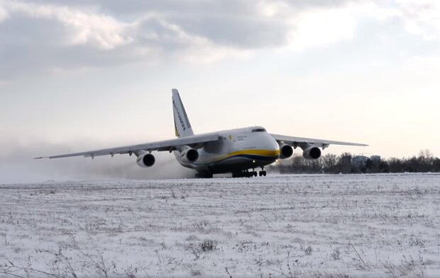 Аж дух захватывает: на АНТК "Антонов" показали как взлетает самый большой в мире транспортный самолет АН-124