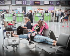 Издевательство над людьми: SkyUp задержала 19 курортных рейсов, тысячи голодных украинцев сидят на чемоданах