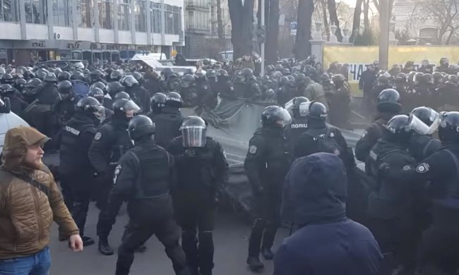 Майдан начнется сегодня: Раду уже взяли в осаду - полиция еле сдерживает людей. Фото