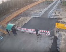 Для них мост строят, а они: на видео попало как жители "ЛНР" убого обокрали строителей