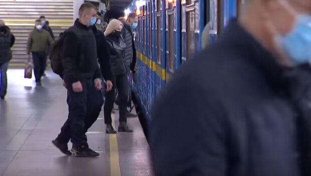 Метро в Киеве работает с ограничениями для пассажиров. Фото: youtube