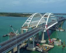 Начал сыпаться: на Крымском мосту ведут экстренные восстановительные работы