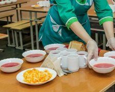 Еда в пакетиках и никаких столовых: стало известно, как организуют школьные обеды в Киеве