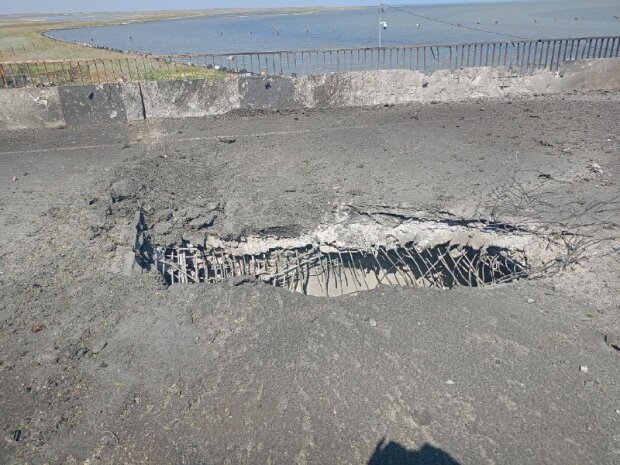 Мост возле пункта пропуска Джанкой на админггранице с Крымом после удара