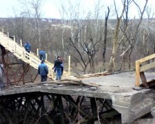 Сепаратисты блокируют ремонт моста в Станице Луганской. Видео