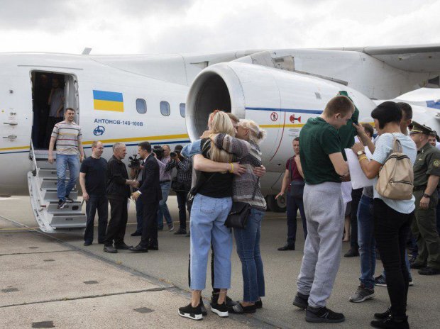 Президент красавчик: как Федишин, Ефросинина, Осадчая и Квартал 95 отреагировали на возвращение Сенцова и остальных пленных на Украину. Фото
