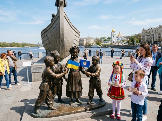 малюки засновники Києва Поштова площа скульптура
