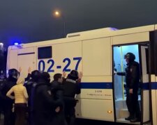 Затримання росіян, що протестують. Фото: скріншот YouTube-відео