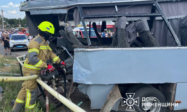ДТП у Квасилові: потяг зіткнувся з маршруткою на Рівненщині, четверо загиблих