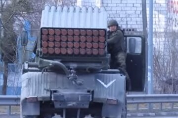 Окупант на військовій техніці РФ. Фото: скріншот YouTube-відео