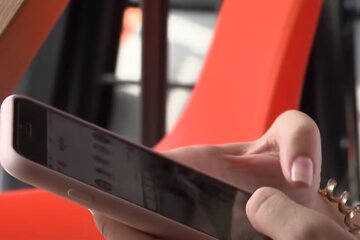 Смартфон. Фото: скріншот YouTube-відео