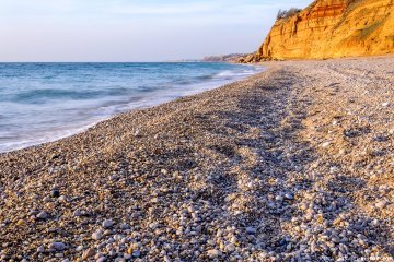 Бархатный сезон ничего не изменит: в сети показали "переполненные" пляжи в Крыму,будет голодный год