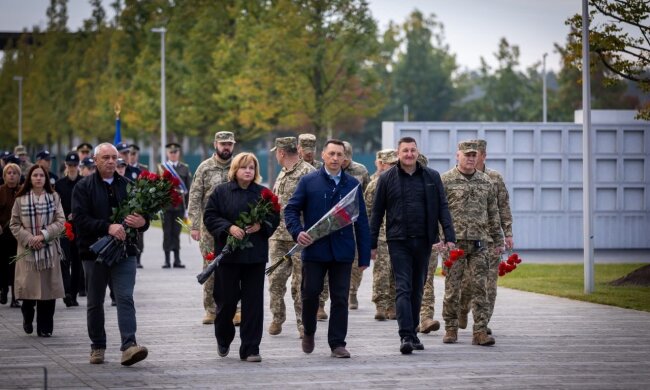 Шестерых Героев вернула Кировоградщина: на мемориальном кладбище почтили память погибших воинов