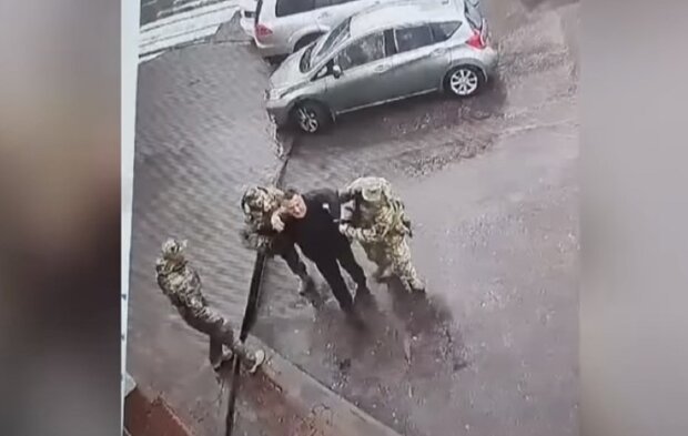 Бійка з військовими. Фото: скриншот Youtube-відео