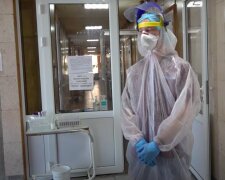 Валятся с ног, но держатся: в Харькове выпускники из Купянска трудятся в инфекционке