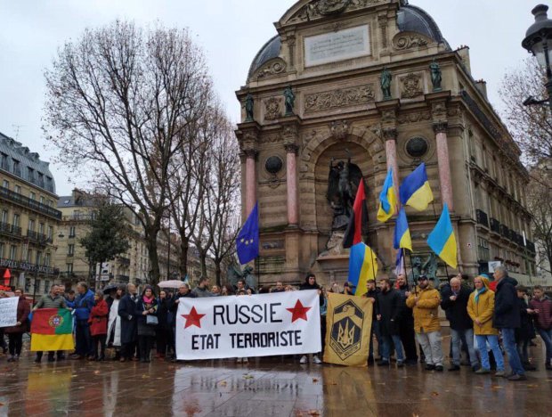 В Париже  украинцев забросали яйцами, фото: Зрада чи Перемога