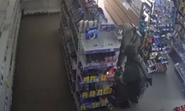 Окупанти РФ грабують магазин. Фото: скріншот YouTube-відео
