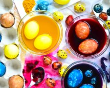 Фарбування яєць на Великдень. Фото: YouTube