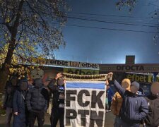 Європу охопили антипутінські акції: від мостів до футбольних трибун