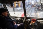 Прорив труби у Києві розірвав трамвайні колії та зупинив пів міста