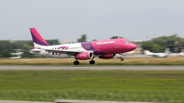 Популярный лоукостер Wizz Air возобновляет рейсы из Киева. Фото: скриншот YouTube