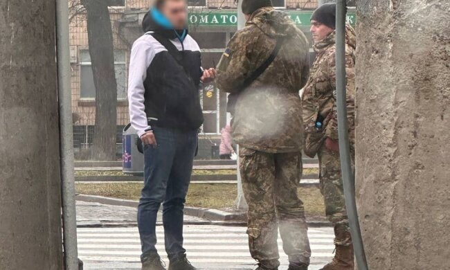 Вручение повестки. Фото: Telegram