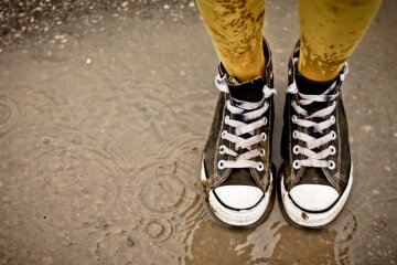 Мокре взуття. Фото: YouTube