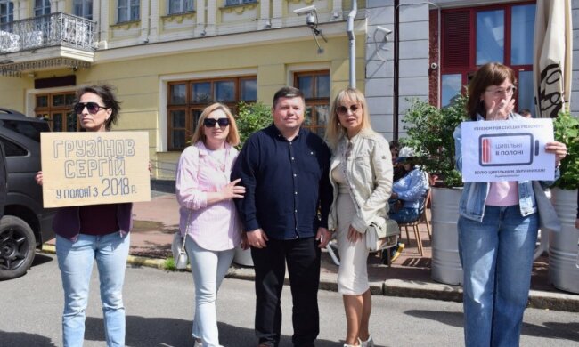 «Киев помнит. Киев ждет»: на Подоле прошла масштабная акция в поддержку пленных гражданских украинцев