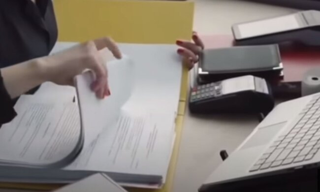 Работа с документами. Фото: скриншот YouTube-видео