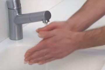 Чрезмерное мытье рук повысит риск коронавируса. Фото: medprofuu