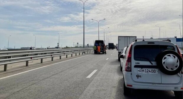 После утренней "бавовны": перепуганные орки закрыли Крымский мост, машины разворачивают – кадры