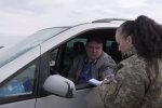 Выдача повестки. Фото: скриншот YouTube-видео