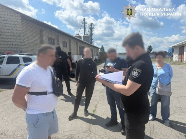 Наслідки нелегального видобутку бурштину — знищений ґрунт