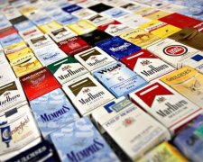 Курильщики выдохнули: сигареты пока не будут расти в цене — Зеленский наложил вето