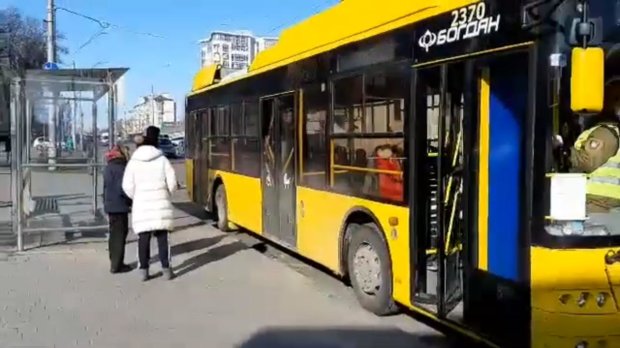 В Киеве новые правила проезда в общественном транспорте. Фото: скрин youtube