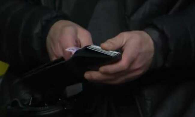 В Украине из оборота изымают купюры и монеты. Фото: скриншот Youtube-видео