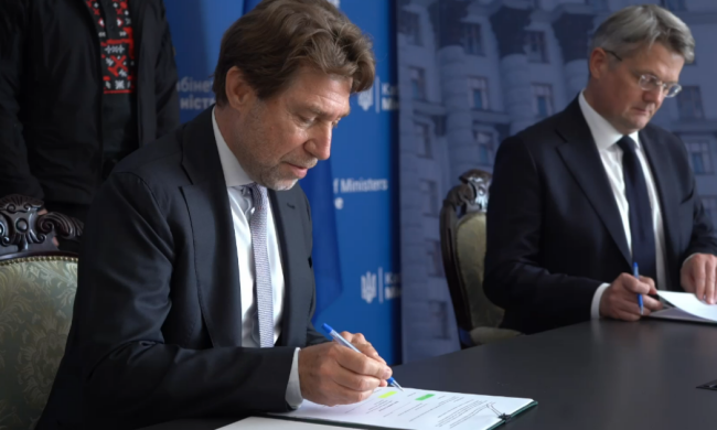 Прапори ЄС та України, міжнародна фінансова допомога